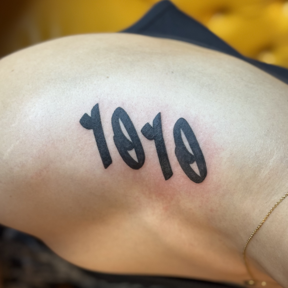 レタリングタトゥー（肩）