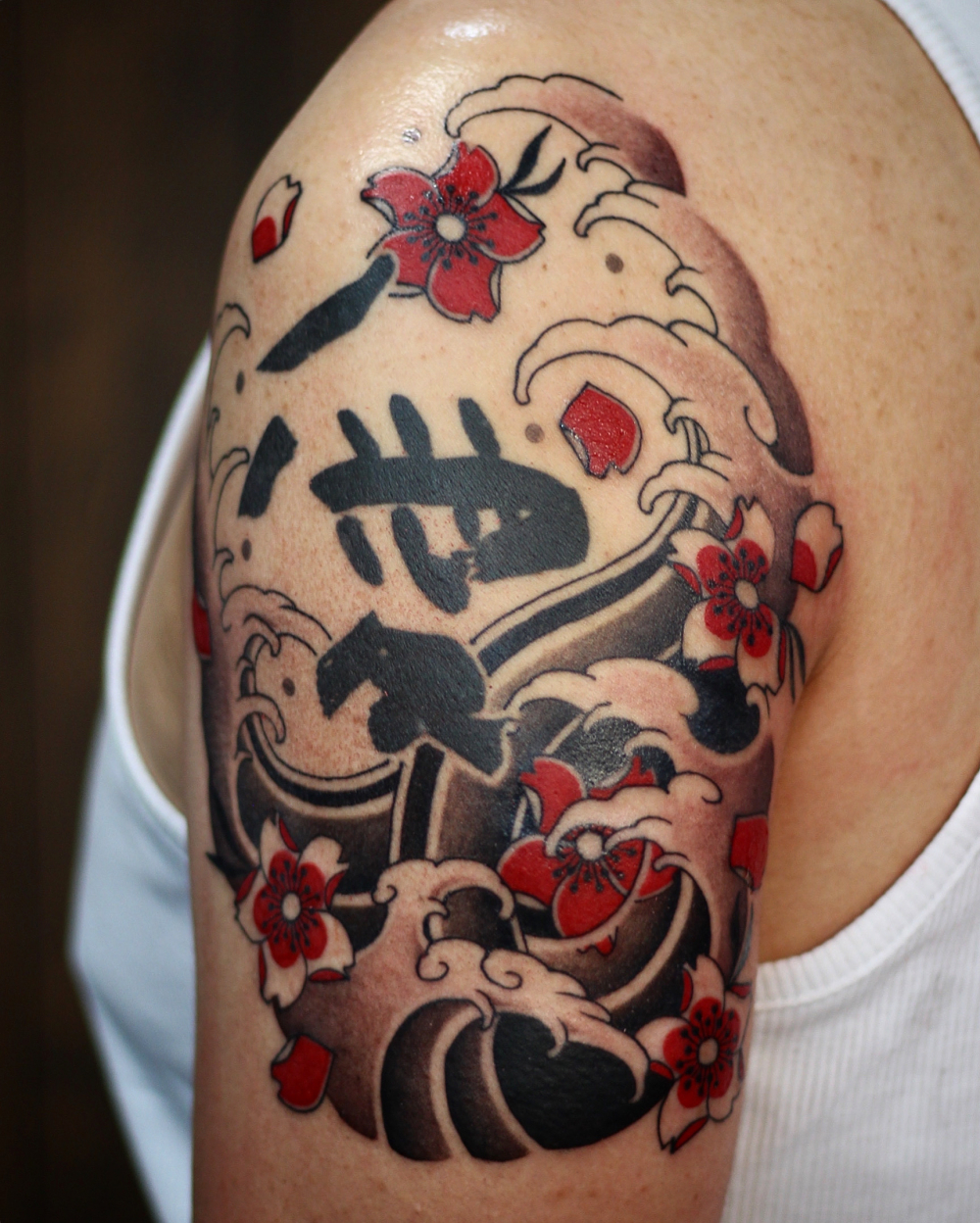 和彫り額装タトゥー（肩）