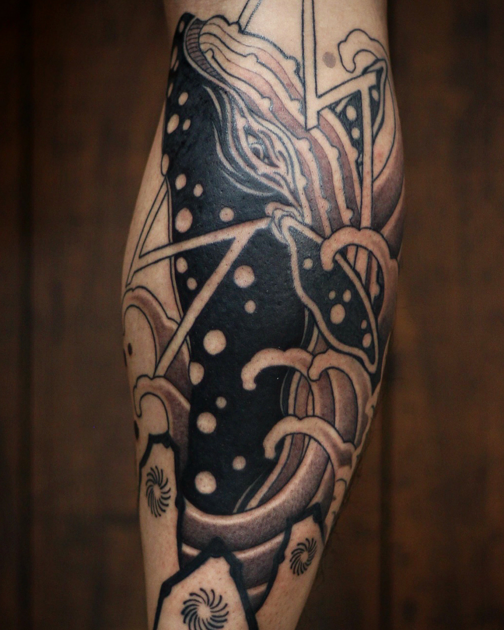 鯨のタトゥー（脹脛） - JAPANESE CASUAL TATTOO -