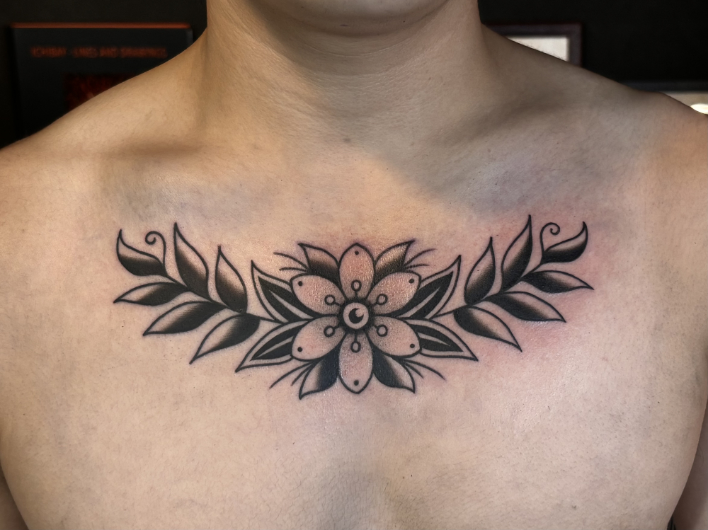 胸元にアメリカントラディショナルのミスミソウ